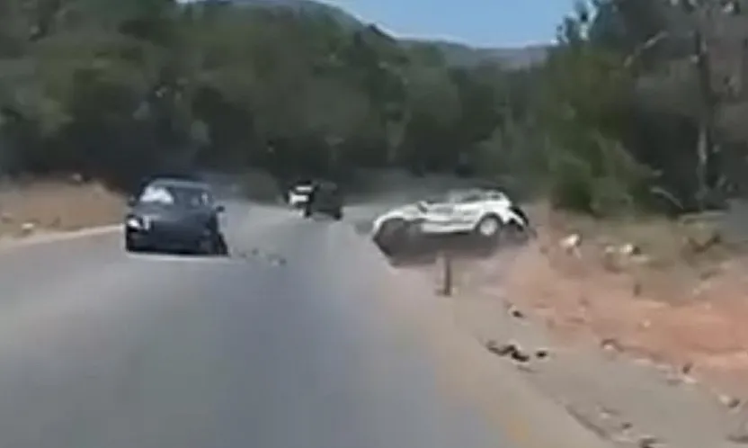Bodrum'da Hatalı Sollama Kazası Kameraya Yansıdı: 2 Yaralı