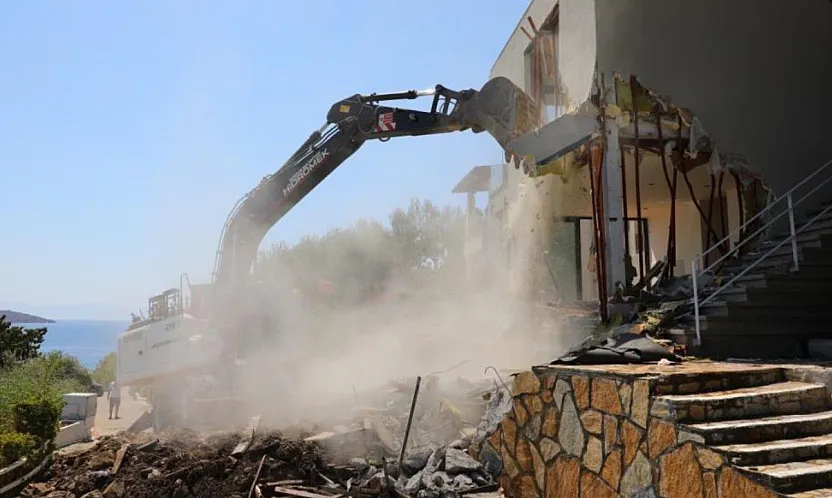 Bodrum'da kaçak yapılarda yıkım çalışmaları sürüyor