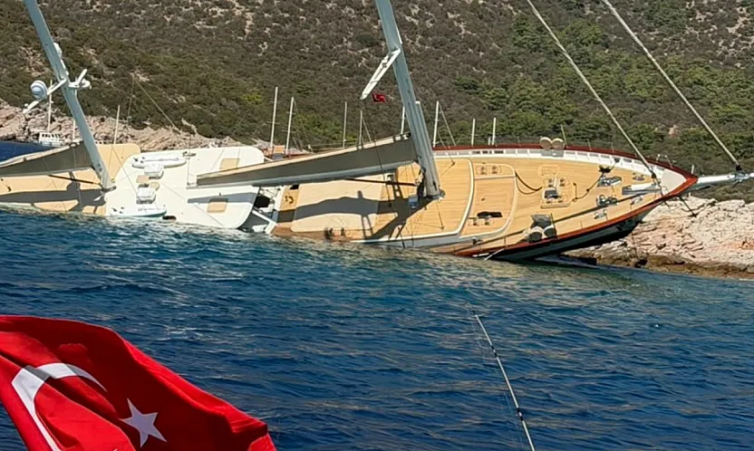 Bodrum'da kayalıklara vurup yan yatan teknedeki 11 kişi kurtarıldı