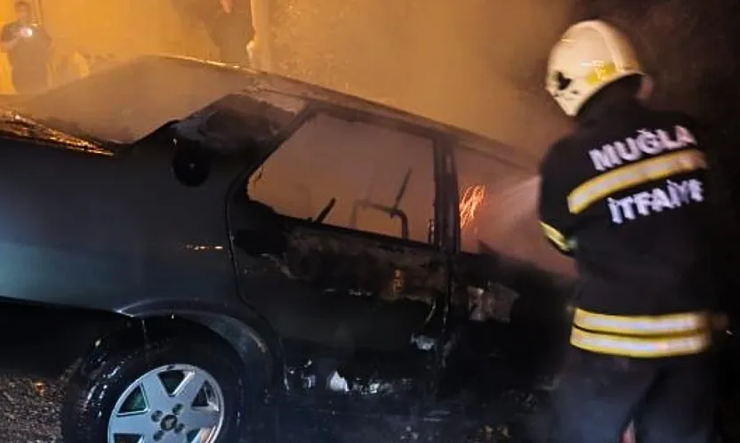 Bodrum'da kaza yapan otomobil alev aldı