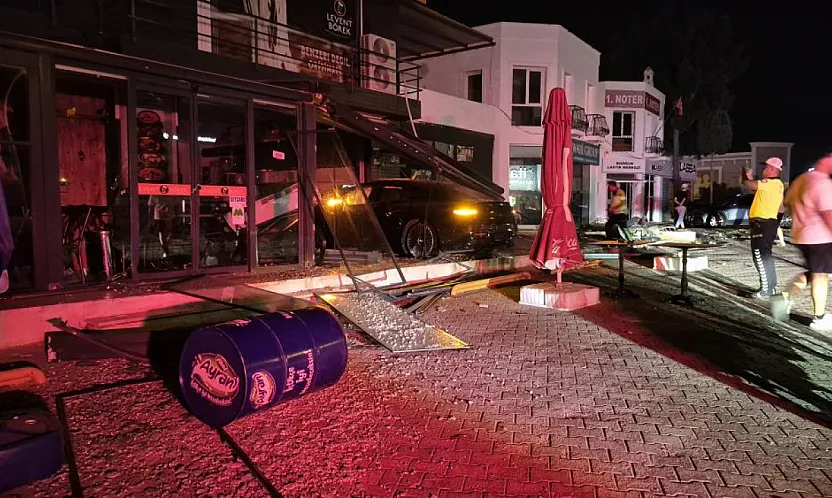 Bodrum'da Lüks Otomobil Börekçiye Daldı: 2 Yaralı