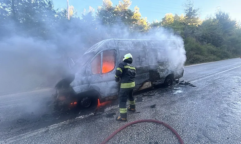 Bodrum'da okul servisi alev alev yandı