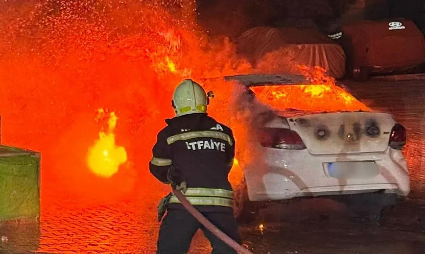 Bodrum'da otomobilde çıkan yangın söndürüldü