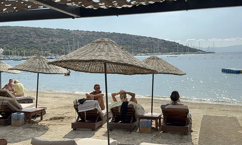 Bodrum'da sıcak havayı gören denize akın etti