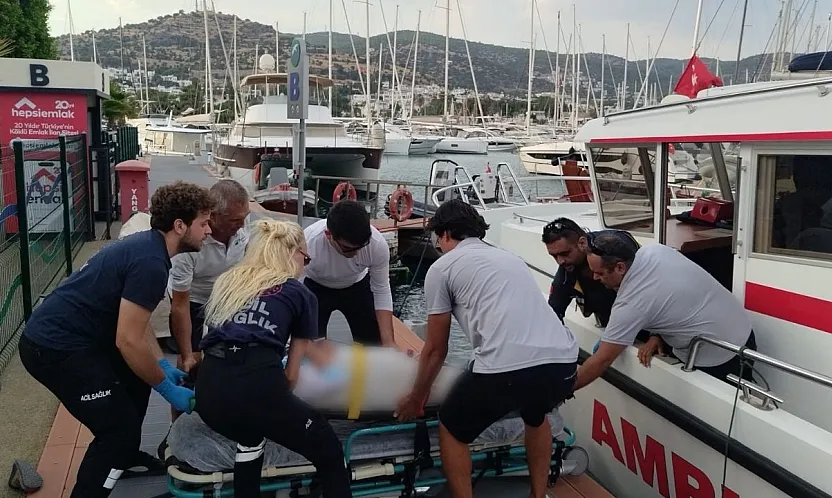Bodrum'da tekneden düşen turist hastaneye kaldırıldı