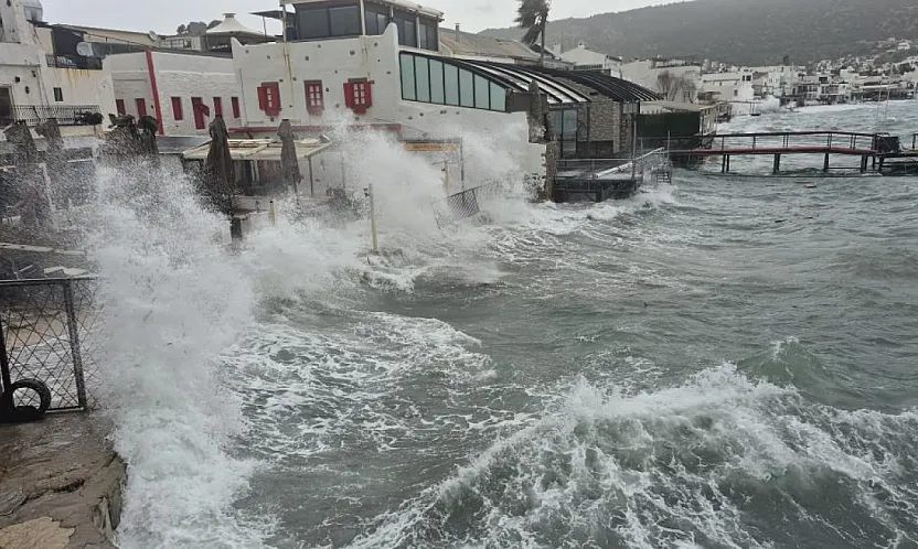 Bodrum'da tekneler karaya vurdu, feribot seferleri yapılamadı