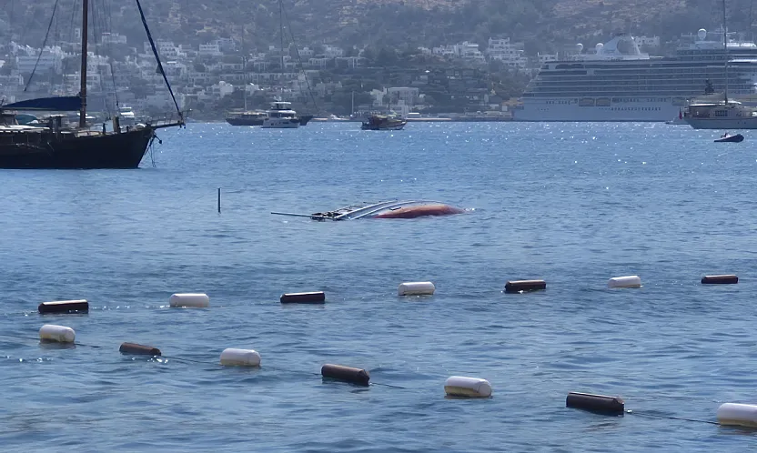 Bodrum'da yelkenli tekne sulara gömüldü