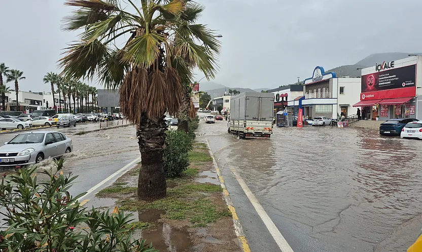 Bodrum'da yol göle döndü