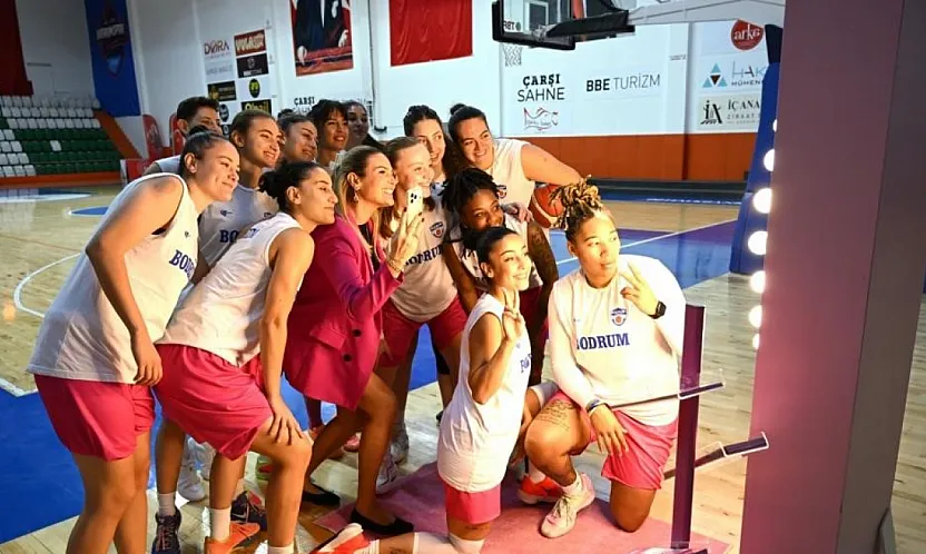 Bodrum kadın basketbol takımı ve doktorlar meme farkındalığı için maç yaptı