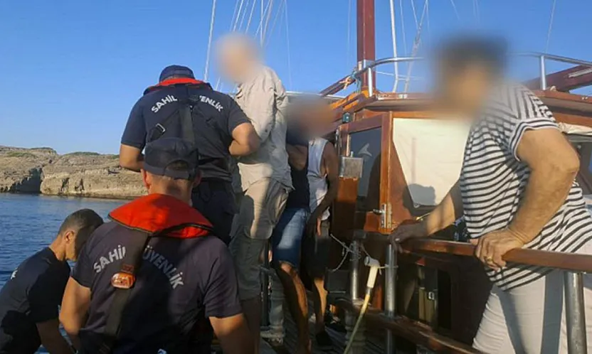 Bodrum ve Marmaris'te ticari yatlarda rahatsızlanan iki kişinin tıbbi tahliyesi yapıldı