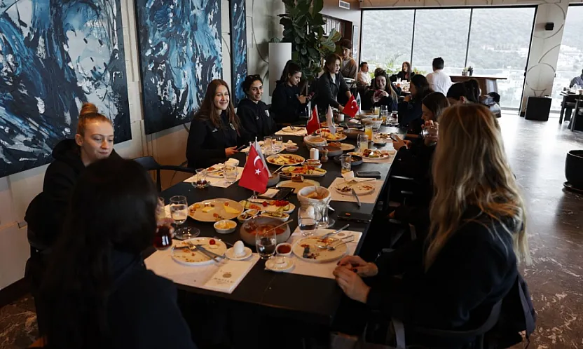 Bodrumspor kadın voleybol takımı, Vakıfbank maçı öncesi kahvaltıda moral depoladı