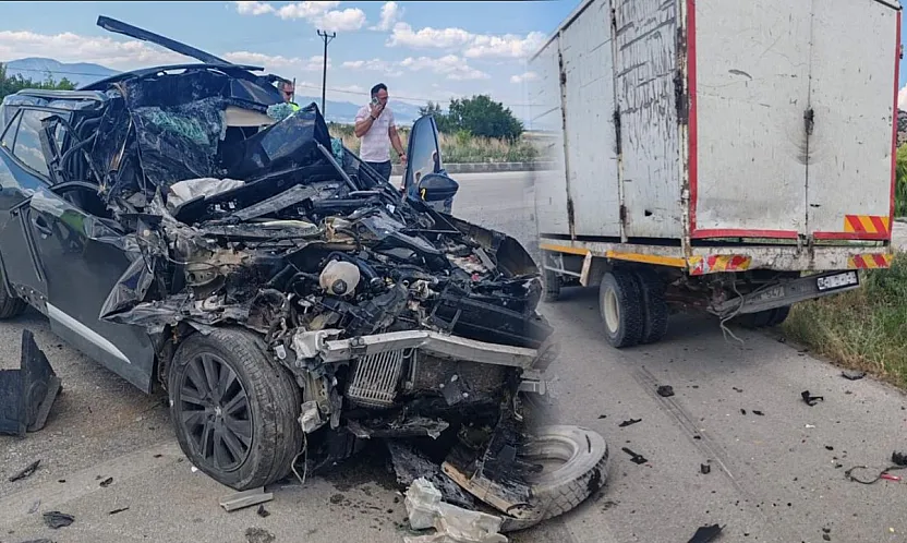 Burdur-Fethiye Yolunda Kamyonete Arkadan Çarpan Otomobilin Sürücüsü Yaralandı
