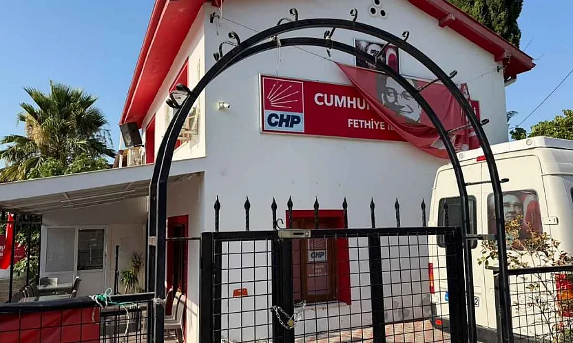 CHP Fethiye İlçe Başkanlığı'nda toplu istifa sonrası kapıya zincir vuruldu