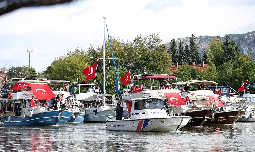 Dalyan Kanalı'nda 103 tekneyle Cumhuriyet'in 103. yılına özel kortej oluşturuldu