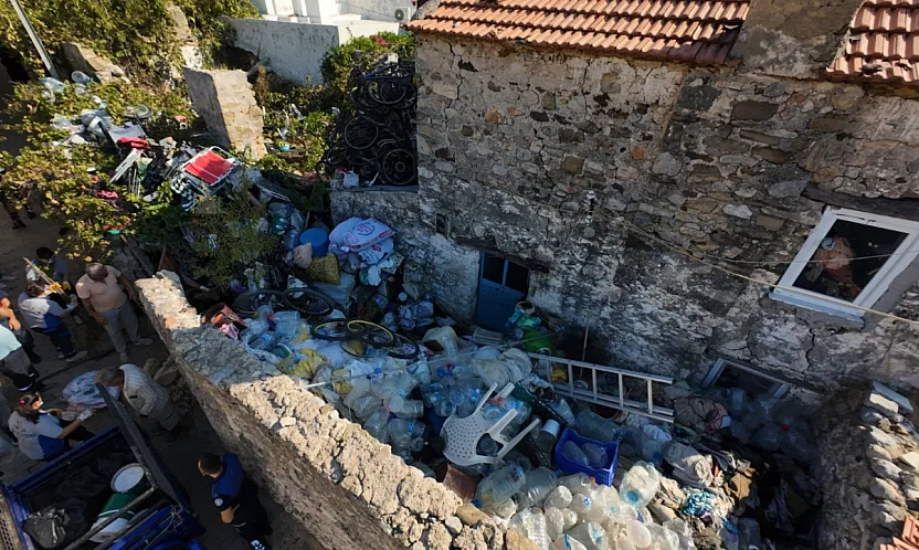 Datça'da kötü kokuların yayıldığı çöp evden 5 ton çöp çıkarıldı