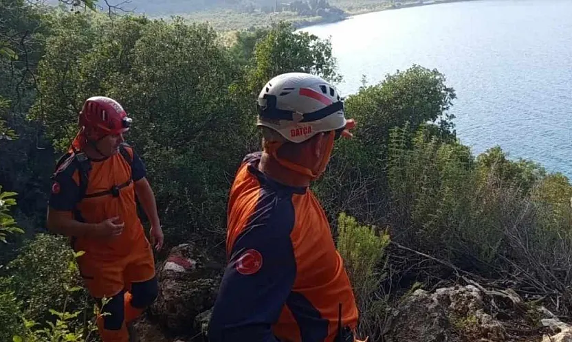 Datça'da koyda mahsur kalan kişi MAG-AME ekiplerinin yardımıyla kurtarıldı