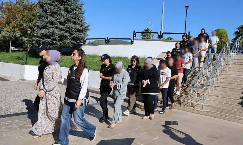 Datça'da tekneyle yurt dışına kaçmaya çalışan 9 FETÖ şüphelisi yakalandı
