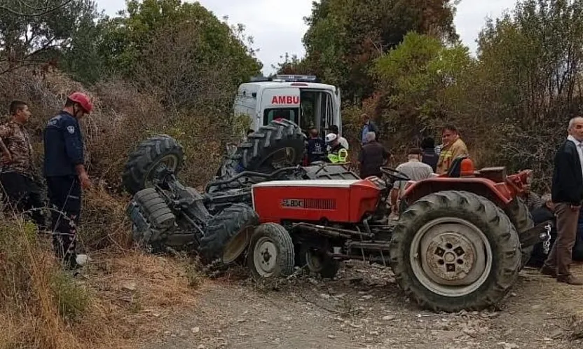 Devrilen traktörün altında kalan 2 kişi yaşamını yitirdi