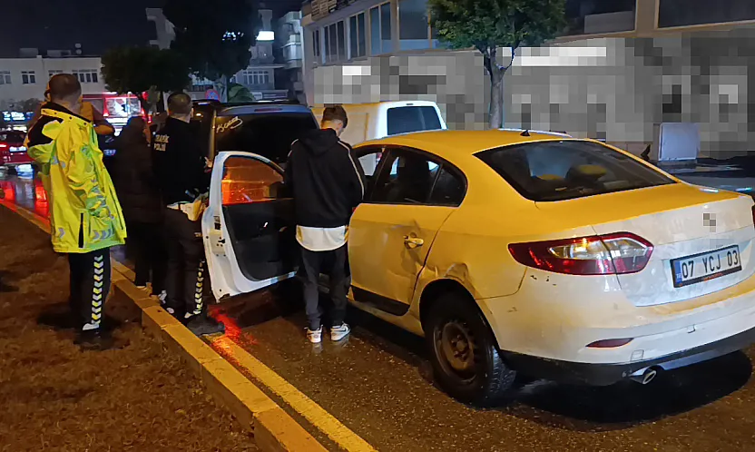 Ehliyetsiz sürücü kırmızı ışıkta bekleyen araca çarptı