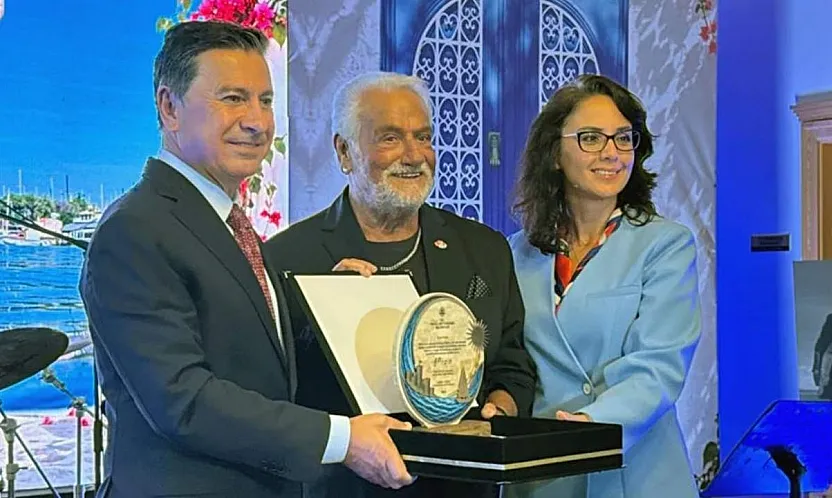 Fedon'a Muğla Büyükşehir ve Bodrum Belediyesinden fahri turizm elçiliği beratı ve plaketi