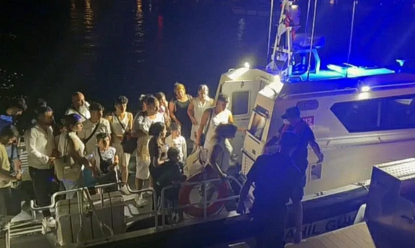 Fethiye açıklarında 7 göçmen kaçakçısı ile 25 düzensiz göçmen yakalandı