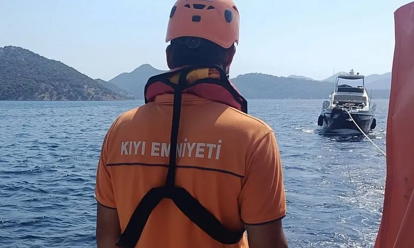 Fethiye açıklarında sürüklenen teknedeki 3 kişi kurtarıldı