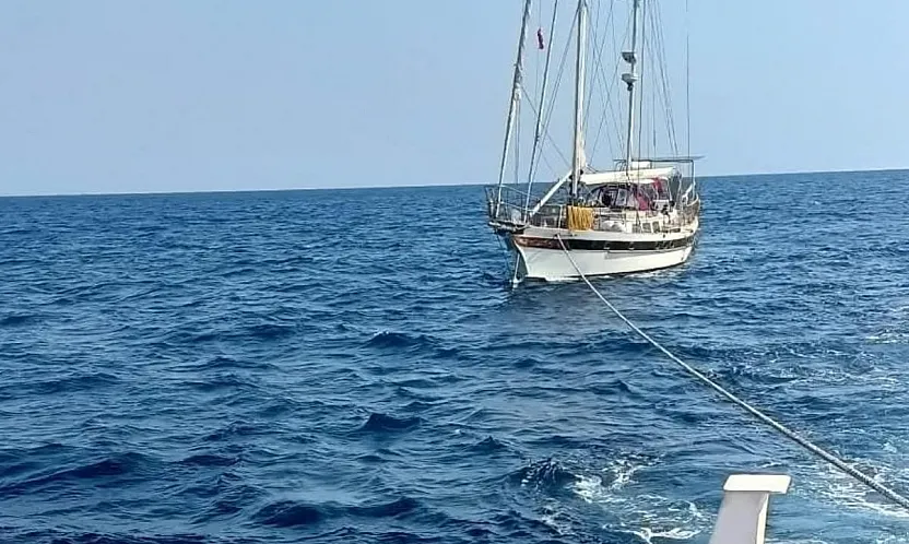 Fethiye açıklarında sürüklenen teknedeki 6 kişi kurtarıldı