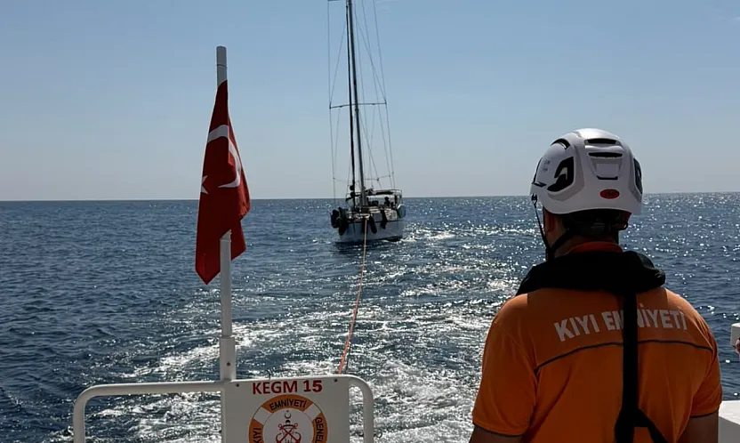 Fethiye açıklarında sürüklenen teknedeki 4 kişi kurtarıldı