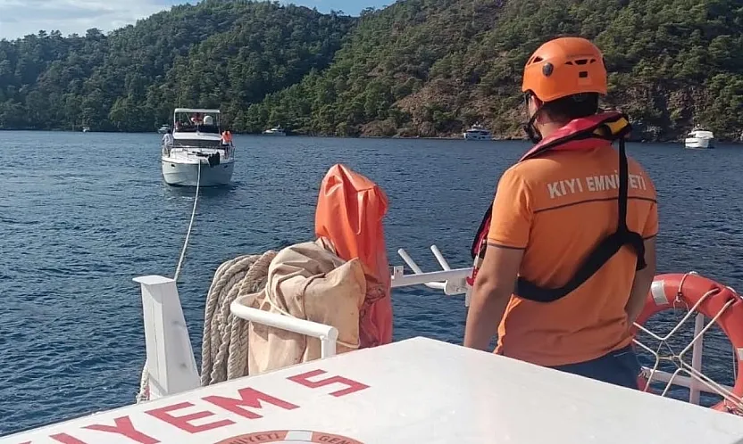 Fethiye açıklarında sürüklenen teknedeki 4 kişi kurtarıldı