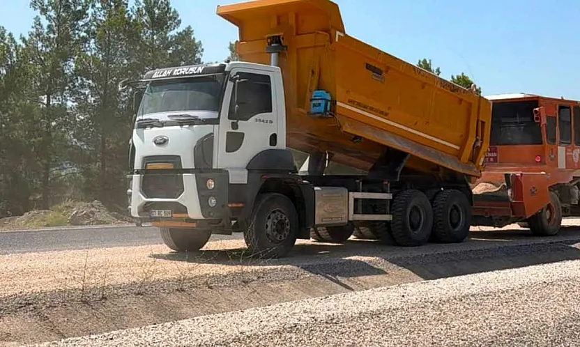Fethiye-Antalya Karayolu yayla yolunda mıcırlama çalışması başladı
