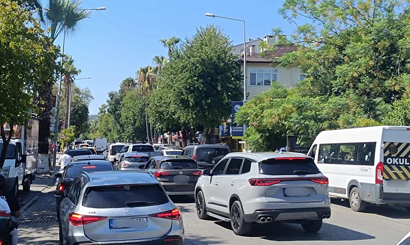 Fethiye Atatürk Caddesi'nde okul çıkışlarında trafik yoğunluğu