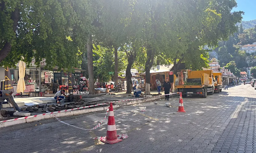 Fethiye Belediye Caddesi'nde kaldırım parkeleri yenileniyor