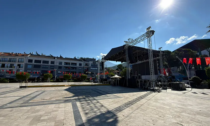 Fethiye Beşkaza Meydanı Derya Uluğ konserine hazırlanıyor