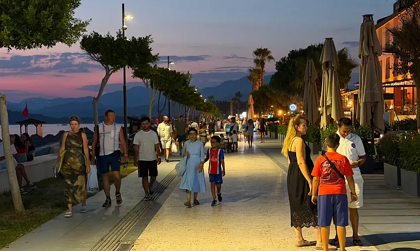 Fethiye Çalış Plajı akşamları serinlemek isteyenlerin adresi oldu