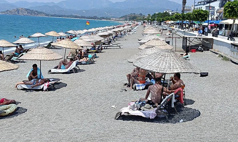 Fethiye Çalış Sahili'nde Yerli ve Yabancı Turistler Denizin Keyfini Çıkardı