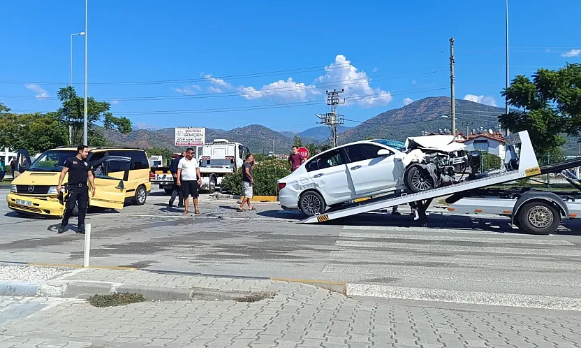 Fethiye Çamköy Kavşağı'nda kaza: 3'ü ağır 7 yaralı