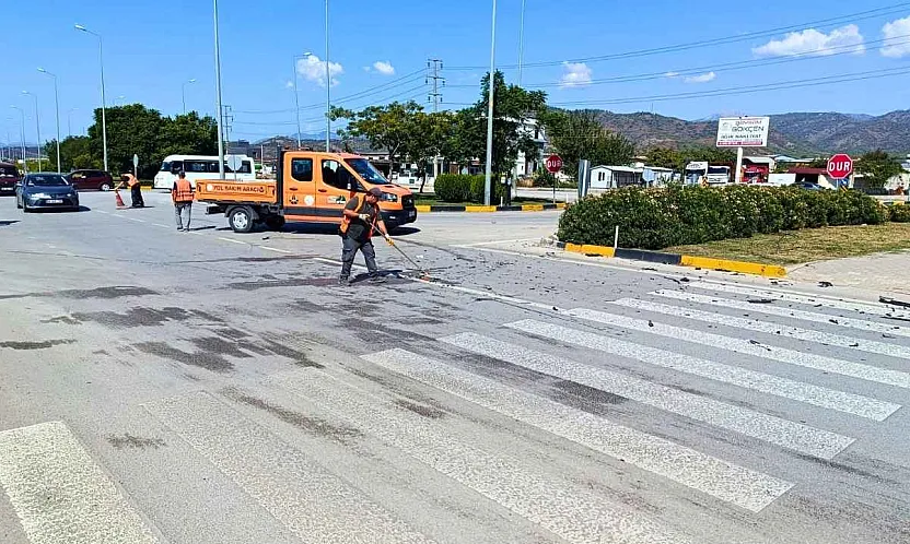 Fethiye Çamköy Kavşağı'nda kaza sonrası Karayolları ekipleri seferber oldu