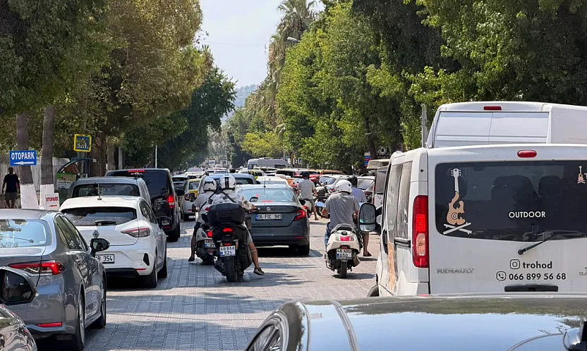 Fethiye Çarşı'da Gün İçinde Trafik Yoğunluğu