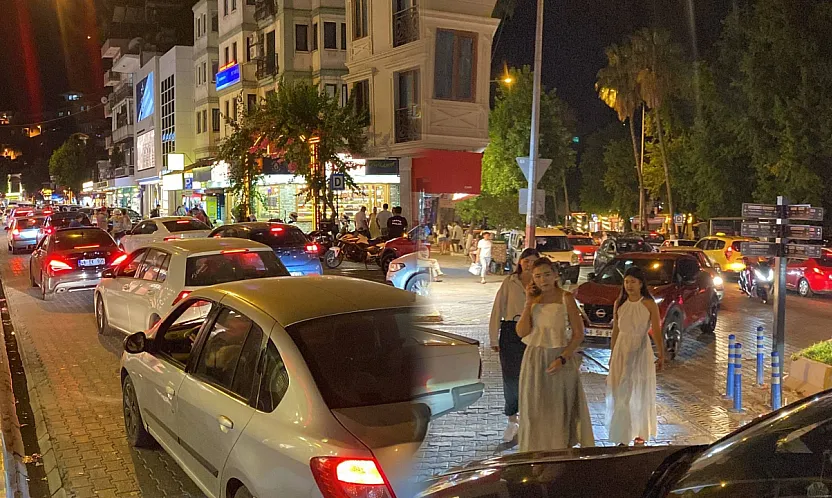 Fethiye Çarşı Merkezinde Akşam Saatlerinde Trafik Yoğunluğu