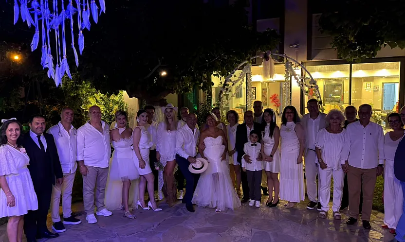Fethiye'de 10 yıllık evlilik kutlamasında 20 çift nikah tazeledi