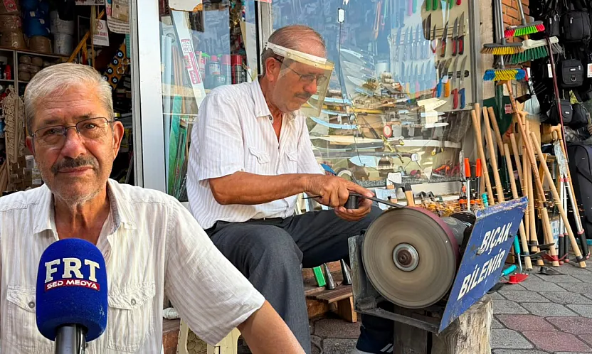 Fethiye'de 50 yıla yakın süredir bıçak bileyliyor: 'Bitmeye yakın bir meslek'