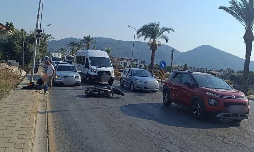Fethiye'de Adnan Menderes Bulvarı'nda kaza: Trafik bir süre aksadı
