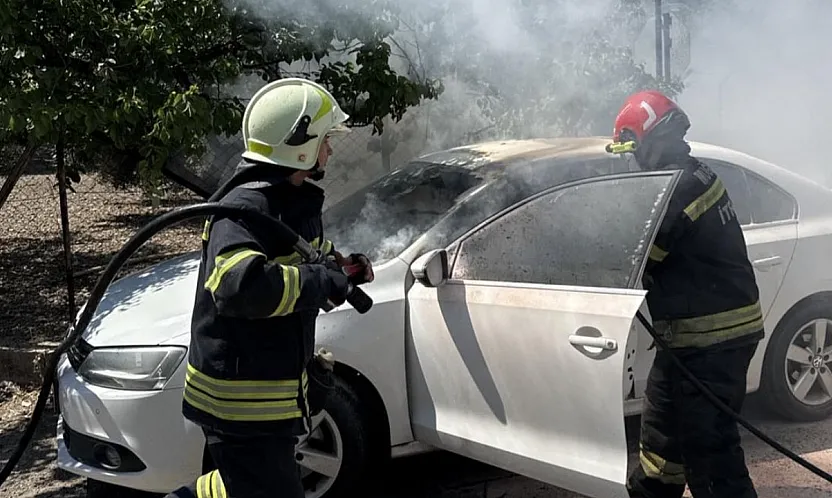 Fethiye'de araç yangını büyük maddi hasara yol açtı