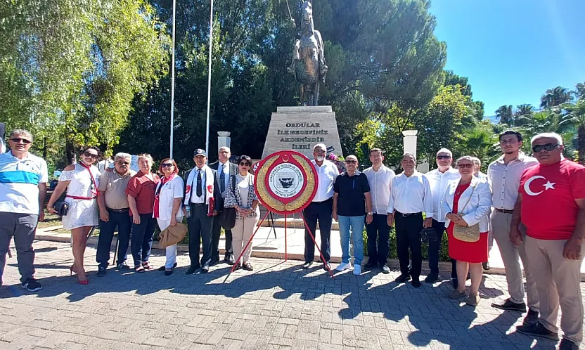 Fethiye'de Atatürk Anıtı önünde alternatif çelenk sunma töreni