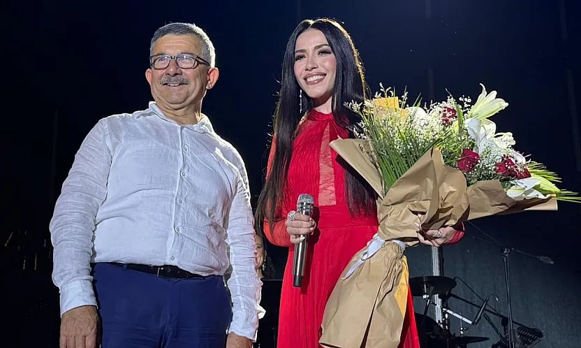 Fethiye'de Burcu Güneş'e çiçek takdimi