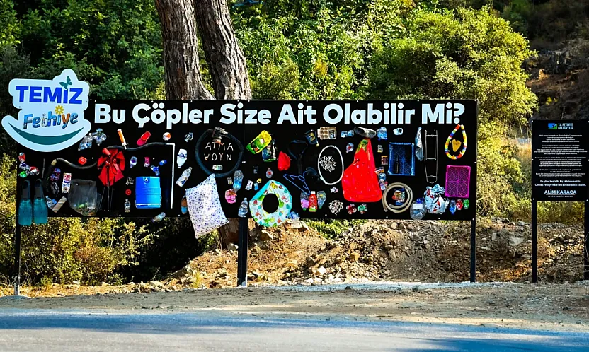 Fethiye'de çevreden toplanan çöpler billboardlarda sergileniyor