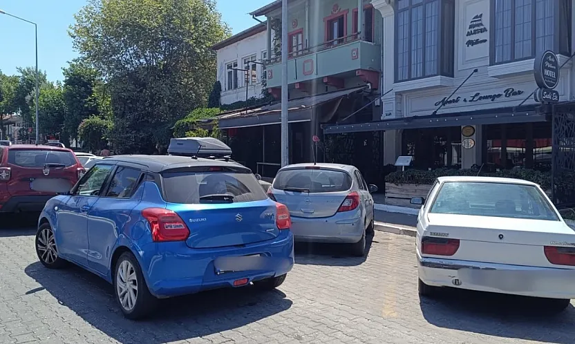 Fethiye'de çift sıra park sorunu büyüyor