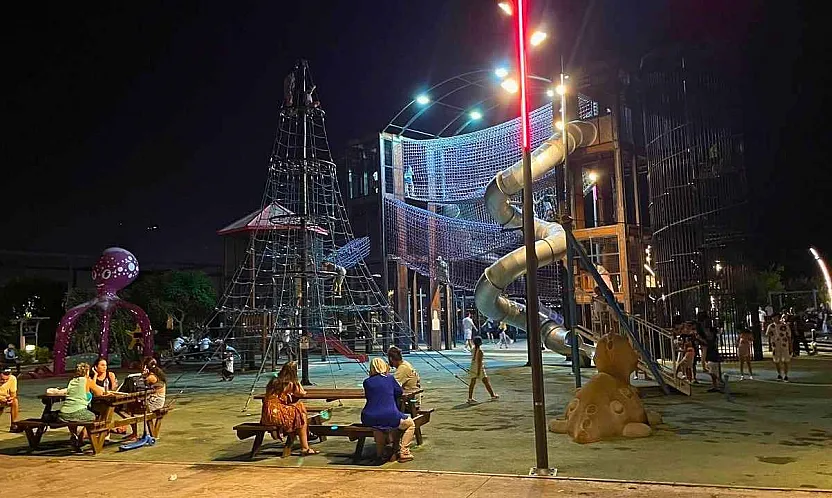 Fethiye'de Çocukların Akşam Eğlencesi: Şehit Fethi Bey Parkı Yoğun İlgi Görüyor