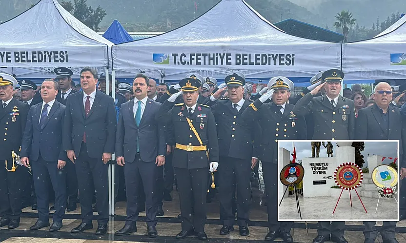 Fethiye'de Cumhuriyet Bayramı yağmur altında çelenk töreniyle başladı