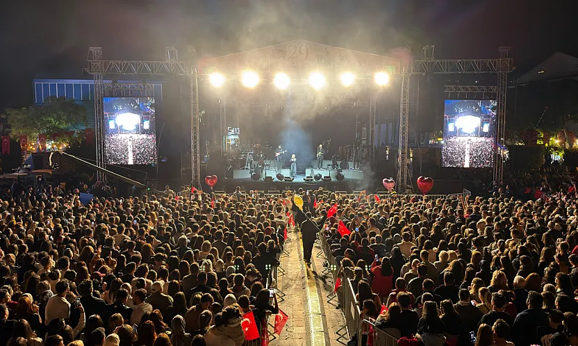 Fethiye'de Cumhuriyet Bayramı Derya Uluğ Konseriyle Taçlandı
